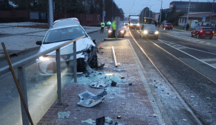 Mladík strhl řízení a vysklil zastávku. Škoda jde do statisíců