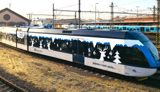 Na kolejích jezdí vánoční vlaky. Po loňském úspěchu vypravily ČD dvě soupravy