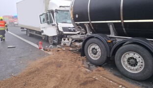 AKTUÁLNĚ: Nehoda kamionů na D1. Řidič je zraněný