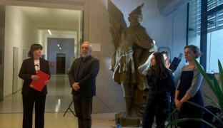 Restaurátoři na Slovanu restaurují sochy ze Sloupu Nejsvětější Trojice