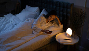 Večerní rituály pro klidný spánek: Co funguje a co ne