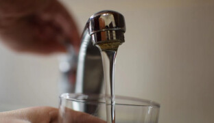 Pitnou vodu nemají už pátý den. V jedné obci se ani neotevřela školka