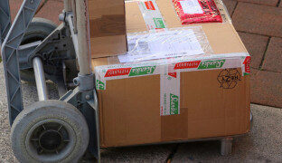 Poslední šance na vánoční dárky z e-shopů. Kdy podat balík, aby byl pod stromečkem