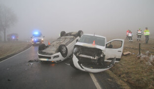 Nezvládl zatáčku a narazil do havarovaného auta. Nehoda u Huzové skončila zraněním