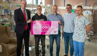 Daroval novorozencům čtvrt milionu. Dobro, které jsem dostal, můžu předat dál, říká dárce