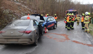 Auto na náledí přejelo do protisměru. Na Jesenicku se zranilo pět lidí