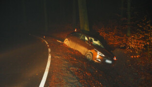 Smyk v zatáčce skončil nárazem do stromu. Seniora i jeho spolujezdkyni odvezla záchranka