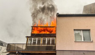 AKTUÁLNĚ: Hoří celé patro. Na místě je zraněný