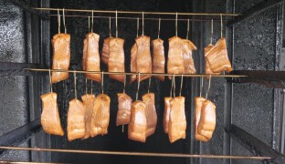 Hasiči upozorňují: neskladujte v blízkosti udírny palivové dřevo