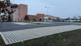 Prostějovská nemocnice m nové parkoviště pro pacienty i návštěvníky