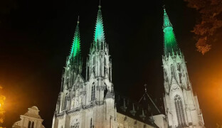 Zelený cirkus nad Olomoucí. Nasvícení katedrály kritizují občané i odborníci