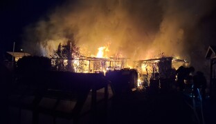 AKTUÁLNĚ: Požár chat na Přerovsku. Bouchla i propanbutanová lahev