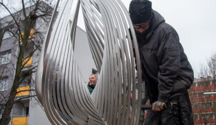FOTO: Sochař Dostál má další dílo. Tentokrát ve fakultce