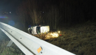 Námraza poslala auto u Bludova přes svodidla. Mladá žena vypadla při převrácení