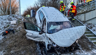 AKTUÁLNĚ: Hasiči vyjížděli k nehodě na D35. Čtyři cestující museli z auta vyprostit