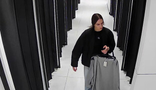 Krádež v olomouckém obchodním centru. Policie pátrá po ženě z kamerových záznamů