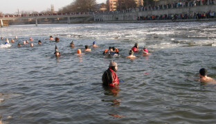 VIDEO: Jako Caesar, zlatá rybka nebo mořská panna. Otužilci se chystají do Bečvy