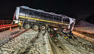 AKTUÁLNĚ: Sníh a nehody. Hasiči jich napočítali už osm