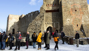 Vzhůru na Helfštýn. Novoroční výstup přitáhl víc návštěvníků než vloni