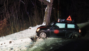 Řidič při předjíždění strhl řízení vpravo. Na Šumpersku se střetla tři vozidla