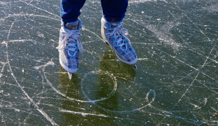 Zimní mrazy lákají na zamrzlé vodní plochy. Ani silný led není zárukou bezpečnosti
