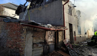 AKTUÁLNĚ: Požár rodinného domu na Prostějovsku. Na místě je jeden mrtvý