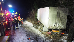 Únava poslala kamion mimo silnici. Řidič skončil mezi stromy