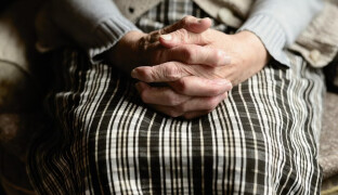 Zmatenou stařenku zachránila kolemjdoucí