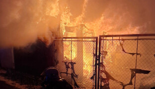 AKTUÁLNĚ: Hoří garáž i dřevěná kůlna. Hasiči zasahují na Prostějovsku