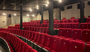 Sloupy podpírají střechu kina. Metropol čekají velké opravy