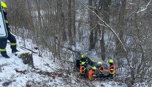 Auto uvězněné ve svahu nad přehradou. Nehoda na Prostějovsku se obešla bez zranění