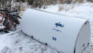 Přespat v iglú nebo v noclehárně. Mrazy ženou bezdomovce do tepla