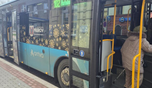 Silný mráz komplikuje dopravu. Autobusy mají problém