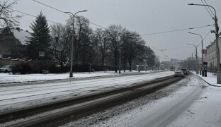 Noční sněžení zaskočilo řidiče. V kraji vznikají kolony i dopravní nehody