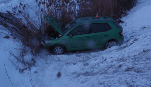 Seniorce se jízda vymkla kontrole. Auto skončilo mimo silnici na Šumpersku