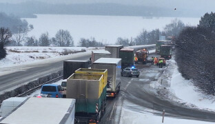 D35 směrem od Ostravy je sjízdná jedním pruhem. Došlo k nehodě kamionu se sypacím vozem