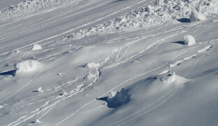 Pozor na žleby a muldy. Jeseníky hlásí druhý stupeň lavinového nebezpečí