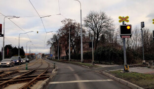 AKTUÁLNĚ: Vlaky stojí. Auto uvízlo na přejezdu