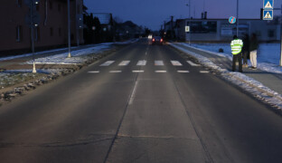 Dívku srazil na přechodu, ta utekla do školy. Policie hledá řidiče i svědky