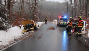 Smyk na náledí skončil čelní srážkou. Dvě řidičky skončily v nemocnici