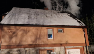 AKTUÁLNĚ: Hasiči zasahují v Moravském Berouně. V hořícím domě se zranil jeho majitel