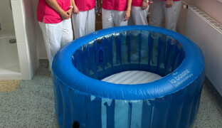 Miminka přicházejí na svět ve vodě. Přerovská nemocnice AGEL nabízí jemnější porod