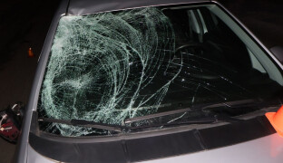 Řidič fiatu smetl cyklistu na elektrokole. Senior skončil ve fakultní nemocnici