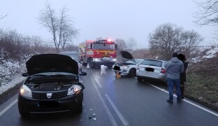 Hromadná nehoda osmi aut u Hněvotína. Na vině je ledovka