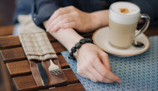 Postupně vyjídá olomoucké kavárny. Platit se jí ale nechce