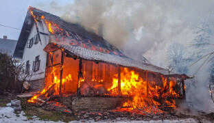 AKTUÁLNĚ: Hoří chata v Podlesí. Škoda šplhá nad milion