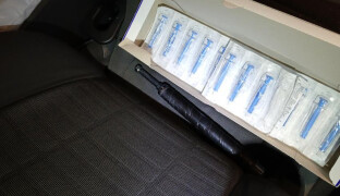 VIDEO: Drogy, zbraň i zákaz řízení. Celníci zasahovali na Olomoucku