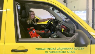 Setkávala jsem se předsudky, teď bych ale neměnila, říká naše první řidička sanitky