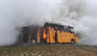 AKTUÁLNĚ: Autobus na dálnici hoří. Policie část D46 uzavřela