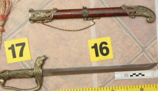 Ruply mu nervy a na ženu vytáhl šavli. Partnerka nepřežila